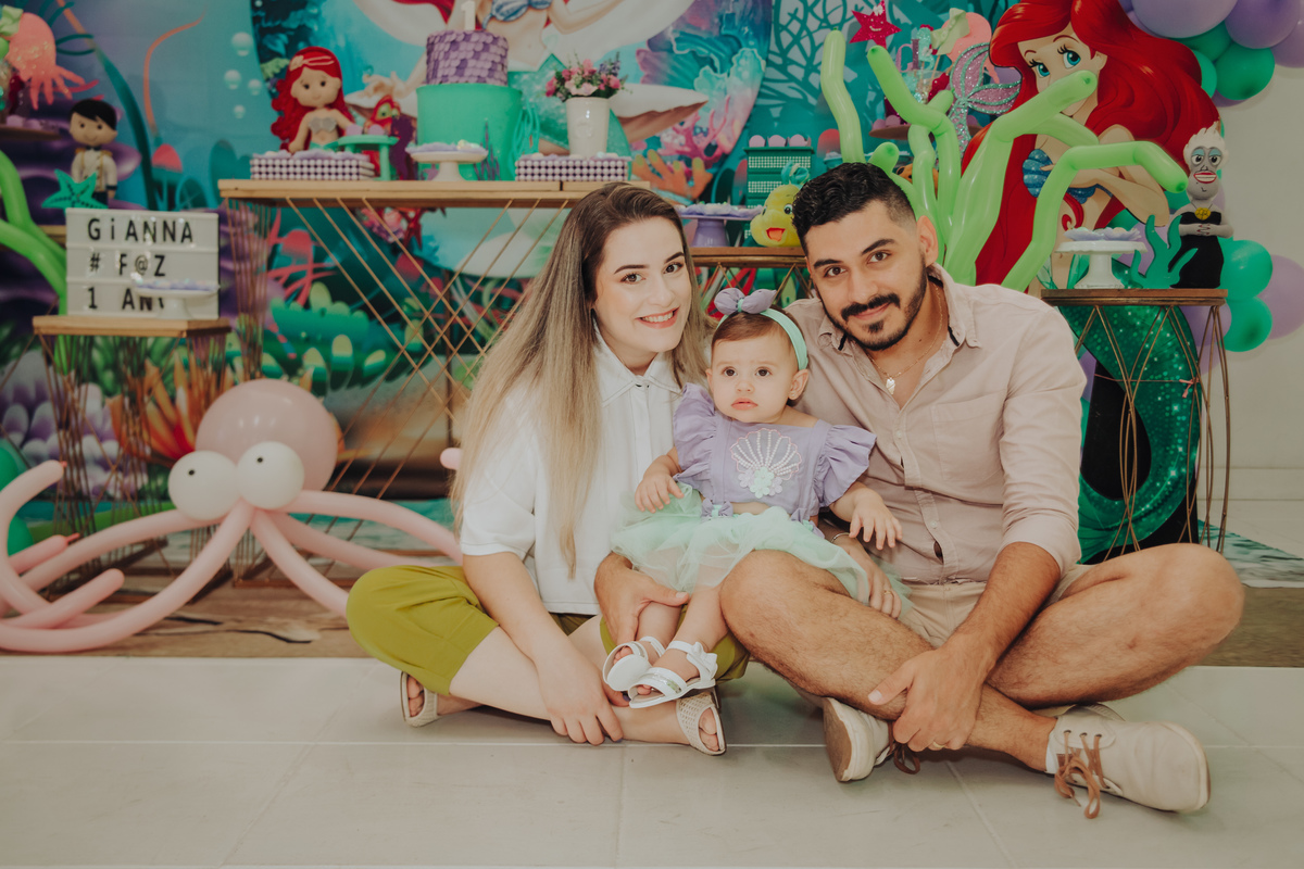 pais-com-criança-tema-pequena-sereia-festa-infantil-rodrigo-bahia-fotógrafo-de-familia-de-mogi-guaçu.jpg