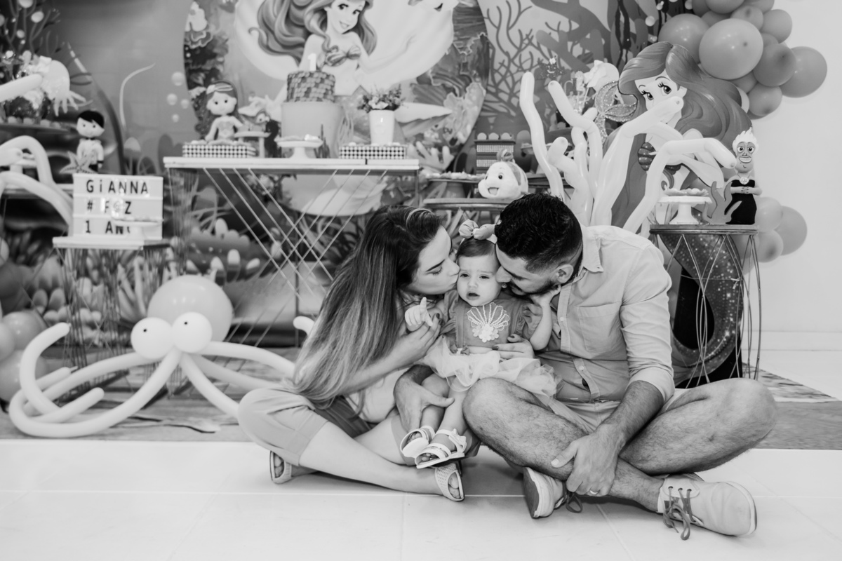 pais-com-criança-tema-pequena-sereia-festa-infantil-rodrigo-bahia-fotógrafo-de-familia-de-mogi-guaçu.jpg