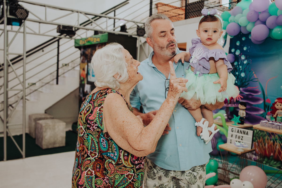 criança-com-avós-festa-infantil-rodrigo-bahia-fotógrafo-de-familia-de-mogi-guaçu.jpg