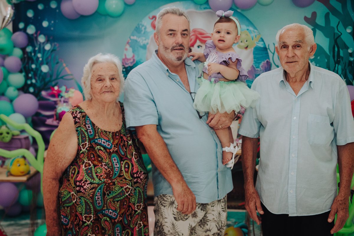 criança-com-avós-festa-infantil-rodrigo-bahia-fotógrafo-de-familia-de-mogi-guaçu.jpg