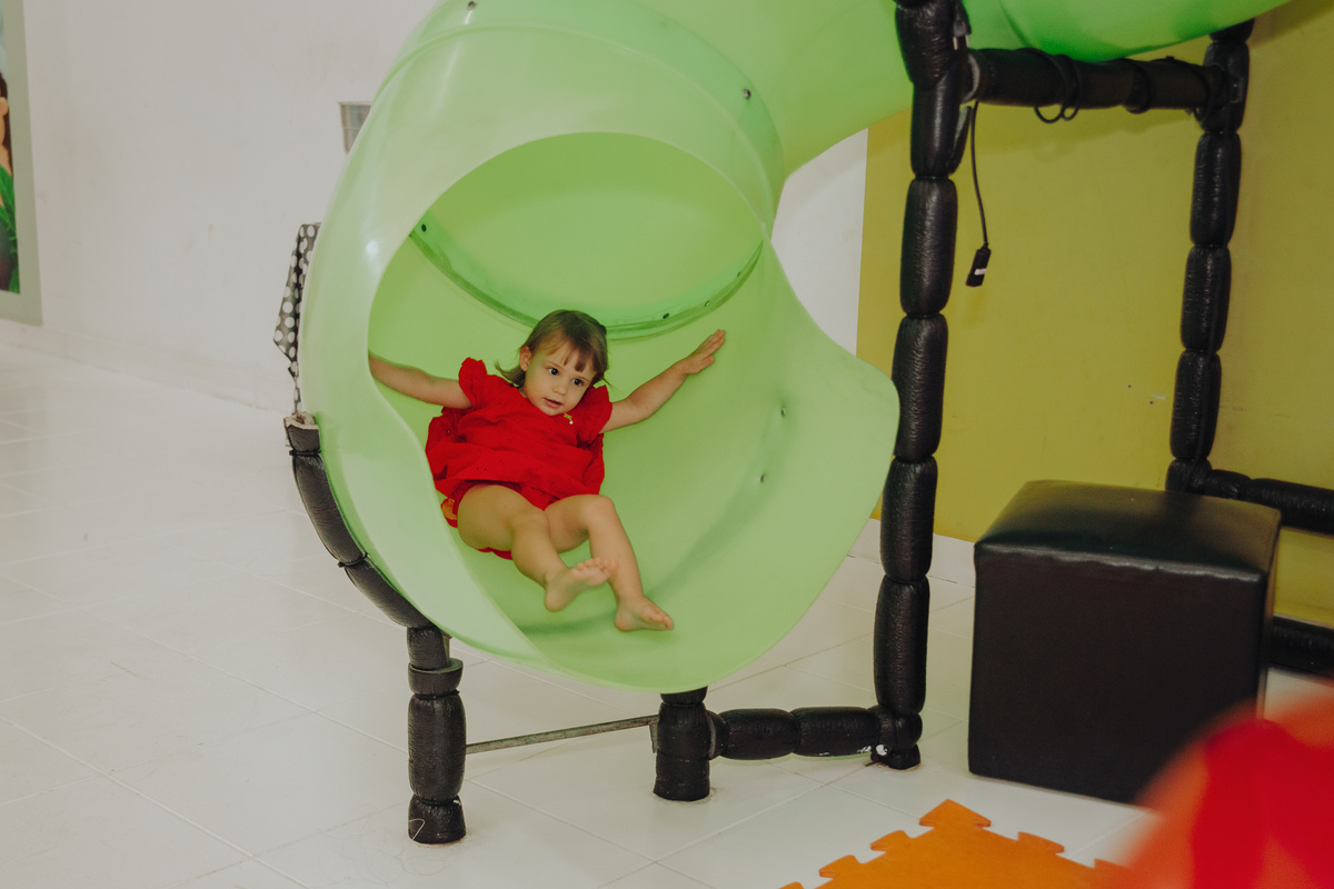 criança-no-tobogã-festa-infantil-rodrigo-bahia-fotógrafo-de-familia-de-mogi-guaçu.jpg