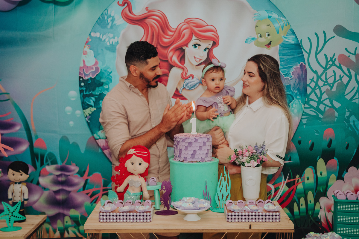 familia-cantando-parabens-festa-infantil-tema-pequena-sereia-rodrigo-bahia-fotógrafo-de-familia-de-mogi-guaçu.jpg