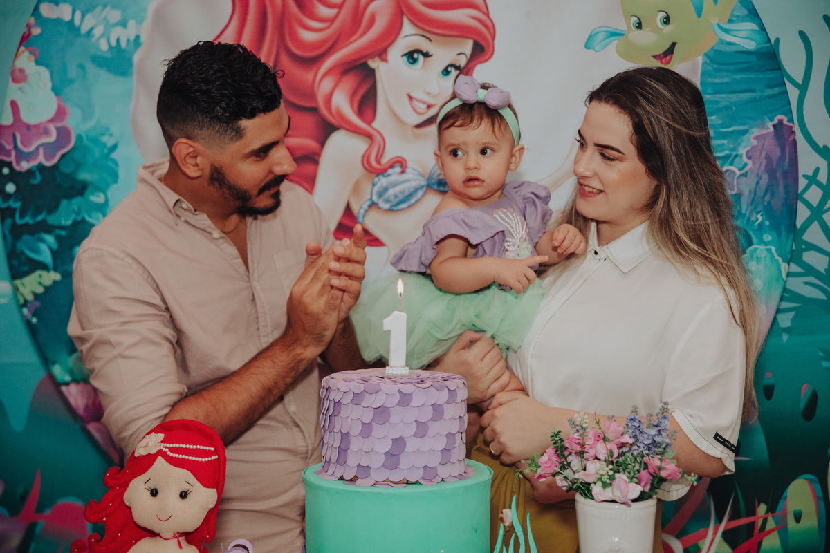 familia-cantando-parabens-festa-infantil-tema-pequena-sereia-rodrigo-bahia-fotógrafo-de-familia-de-mogi-guaçu.jpg