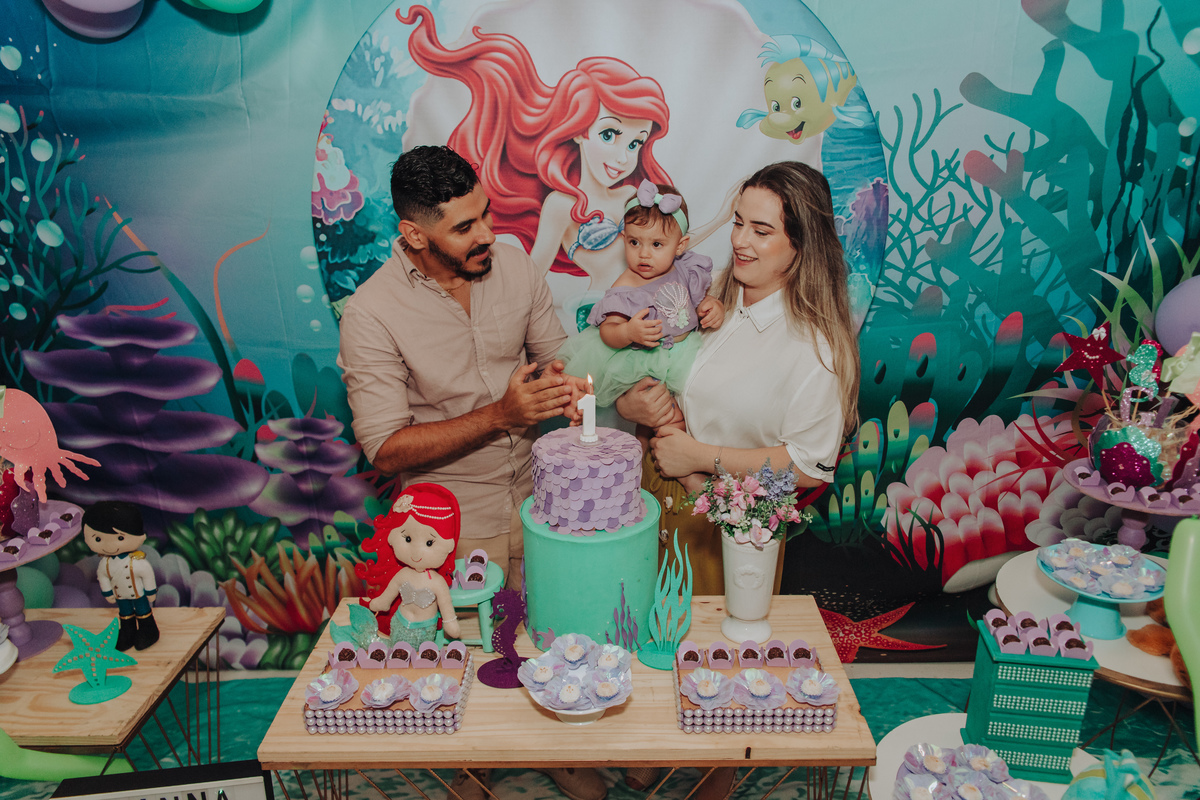 familia-cantando-parabens-festa-infantil-tema-pequena-sereia-rodrigo-bahia-fotógrafo-de-familia-de-mogi-guaçu.jpg