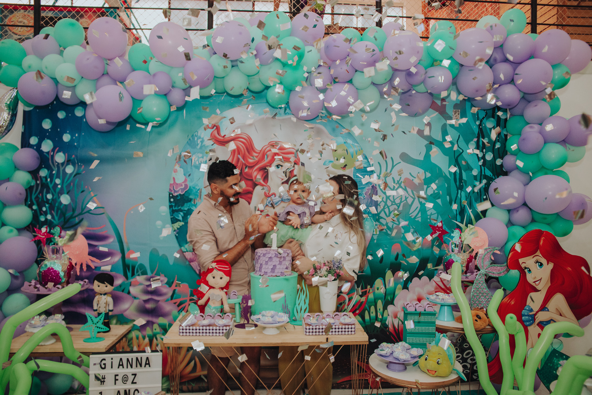 familia-cantando-parabens-festa-infantil-tema-pequena-sereia-rodrigo-bahia-fotógrafo-de-familia-de-mogi-guaçu.jpg