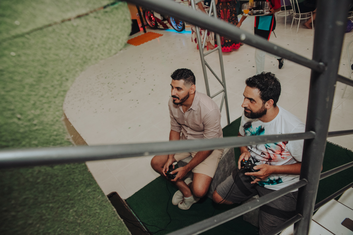 pais-jogando-videogame-festa-infantil-rodrigo-bahia-fotógrafo-de-familia-de-mogi-guaçu.jpg