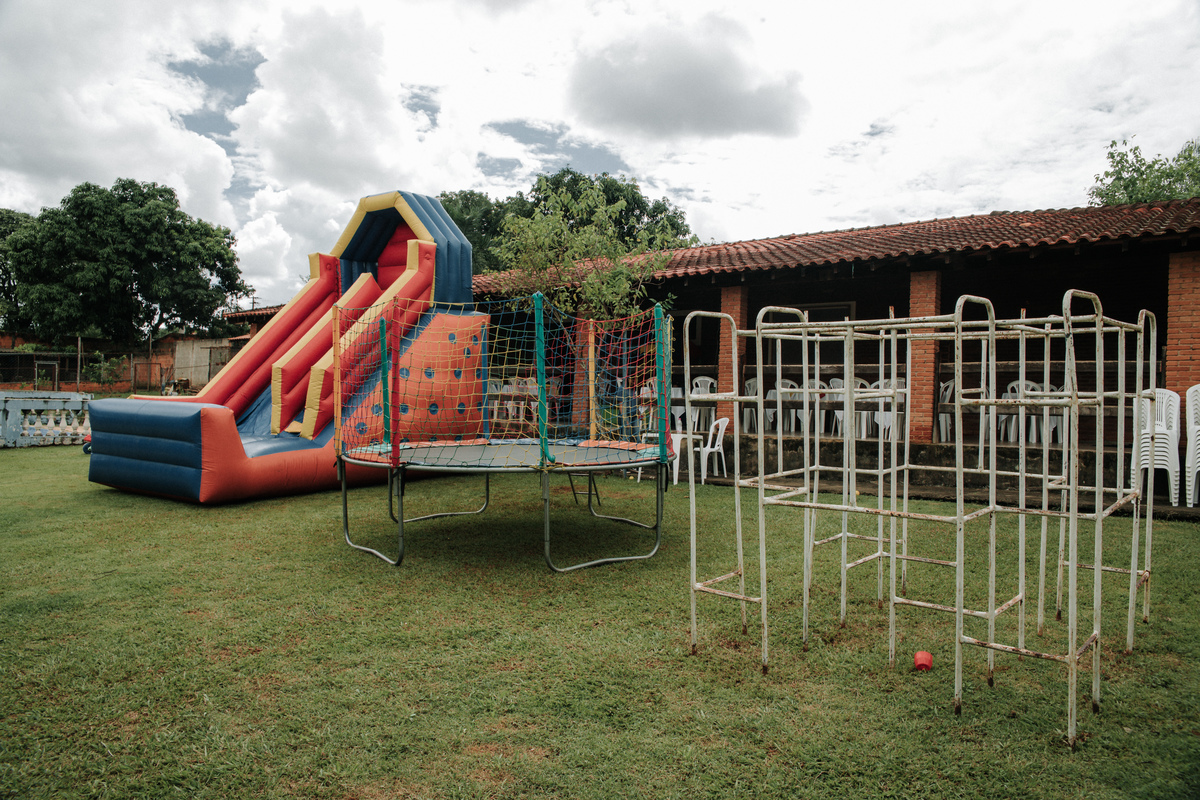 Brinquedo-inflavel-no-jardim-festa-infantil-rodrigo-bahia-fotógrafo-de-familia-de-mogi-guaçu.jpg
