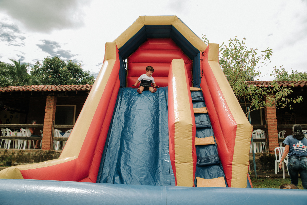 criança-no-toboga-inflavel-festa-infantil-rodrigo-bahia-fotógrafo-de-familia-de-mogi-guaçu.jpg