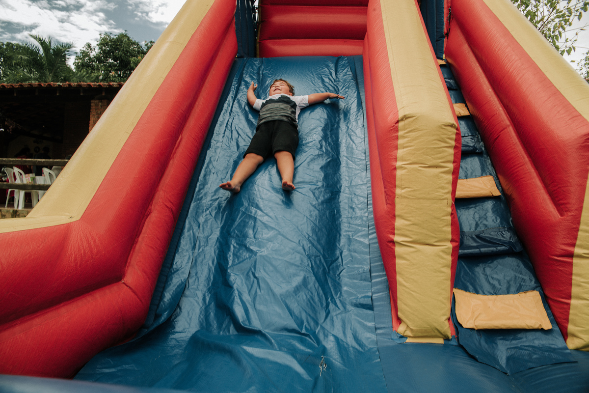 criança-no-toboga-inflavel-festa-infantil-rodrigo-bahia-fotógrafo-de-familia-de-mogi-guaçu.jpg