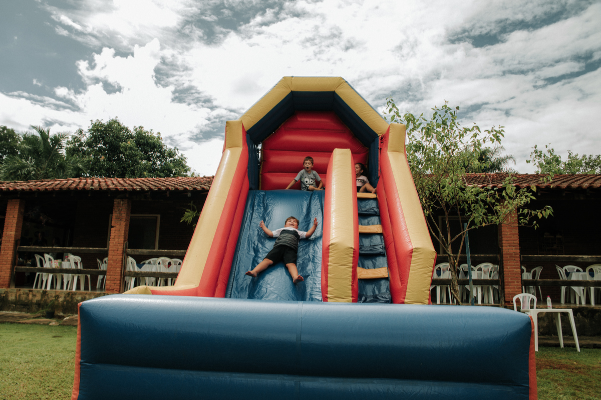 criança-no-toboga-inflavel-festa-infantil-rodrigo-bahia-fotógrafo-de-familia-de-mogi-guaçu.jpg