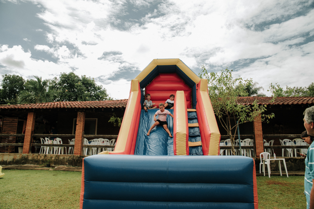 criança-no-toboga-inflavel-festa-infantil-rodrigo-bahia-fotógrafo-de-familia-de-mogi-guaçu.jpg