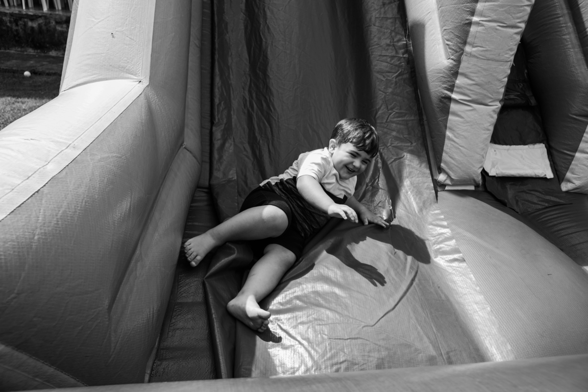 criança-no-toboga-inflavel-festa-infantil-rodrigo-bahia-fotógrafo-de-familia-de-mogi-guaçu.jpg