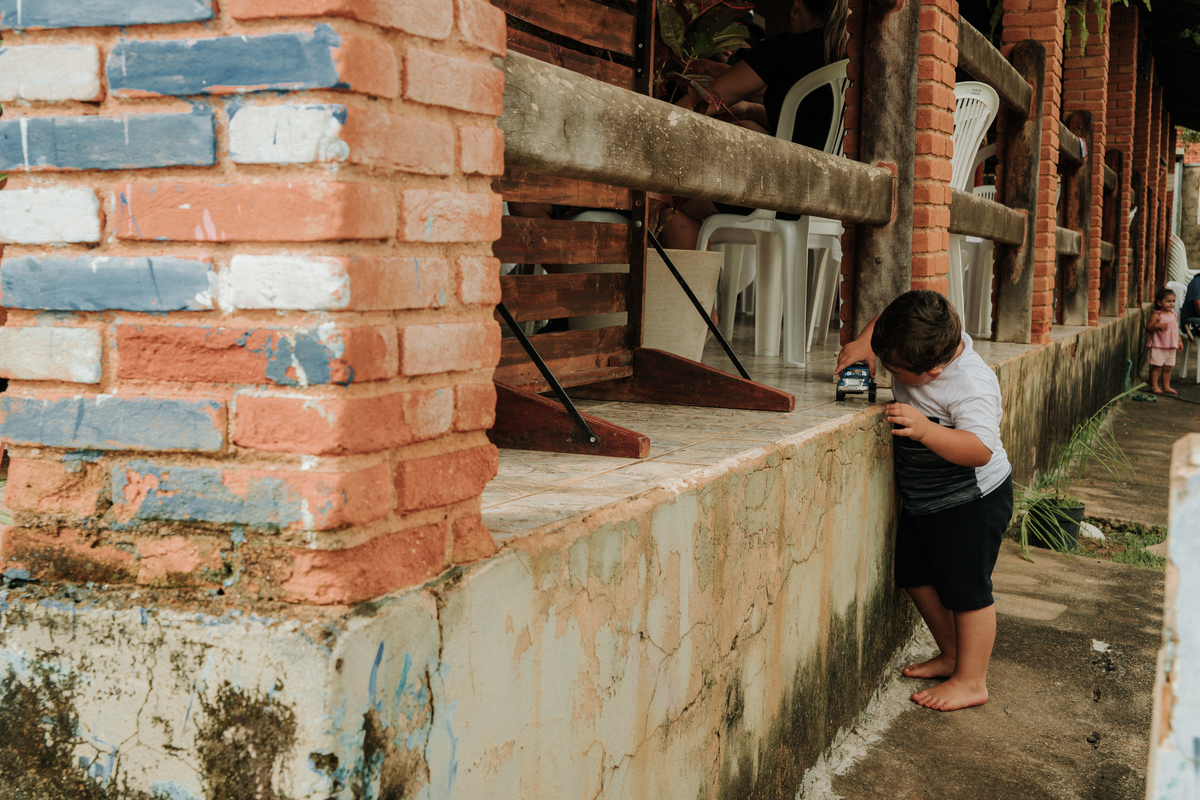criança-brincando-com-carrinho-na-mureta-festa-infantil-rodrigo-bahia-fotógrafo-de-familia-de-mogi-guaçu.jpg