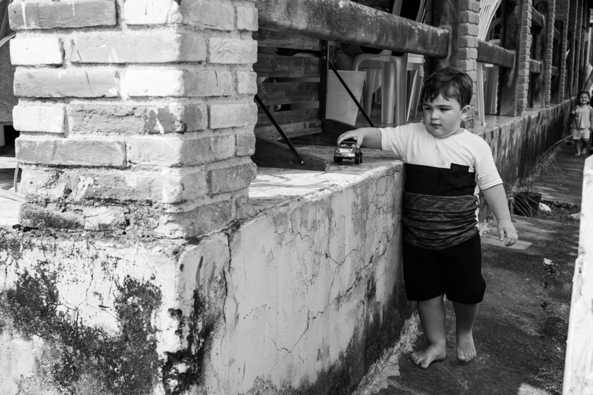 criança-brincando-com-carrinho-na-mureta-festa-infantil-rodrigo-bahia-fotógrafo-de-familia-de-mogi-guaçu.jpg