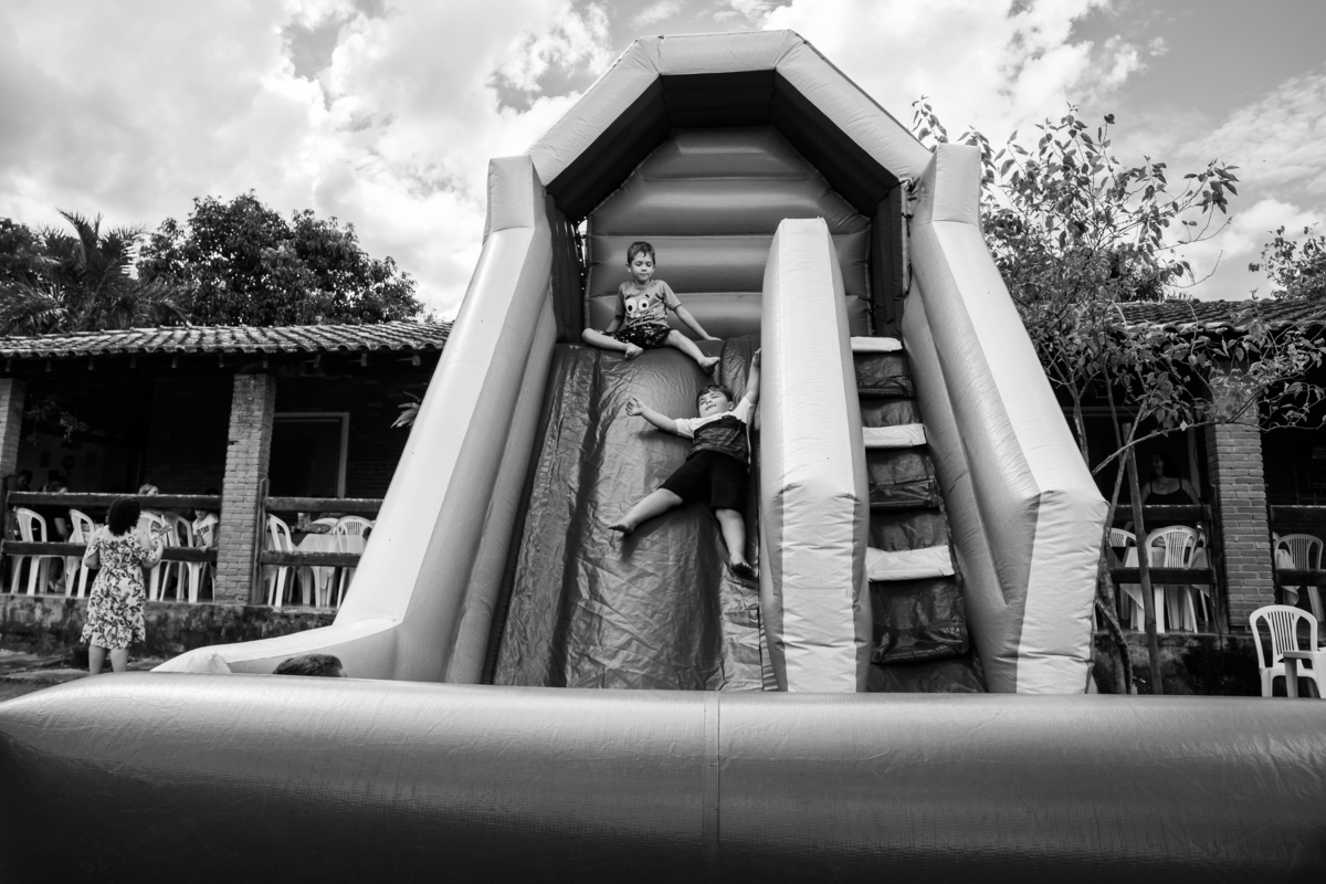 criança-no-toboga-inflavel-festa-infantil-rodrigo-bahia-fotógrafo-de-familia-de-mogi-guaçu.jpg
