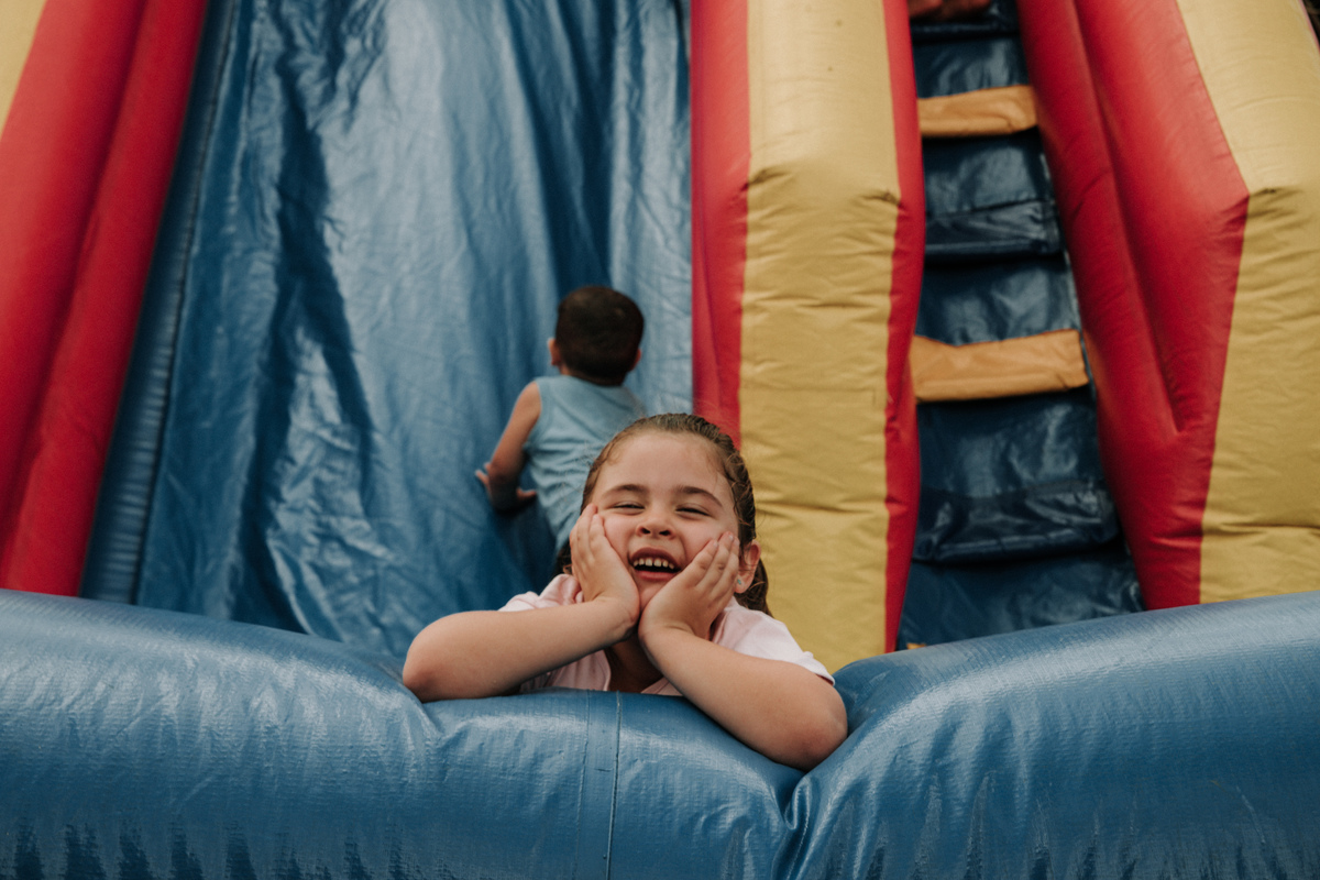 criança-no-toboga-inflavel-festa-infantil-rodrigo-bahia-fotógrafo-de-familia-de-mogi-guaçu.jpg