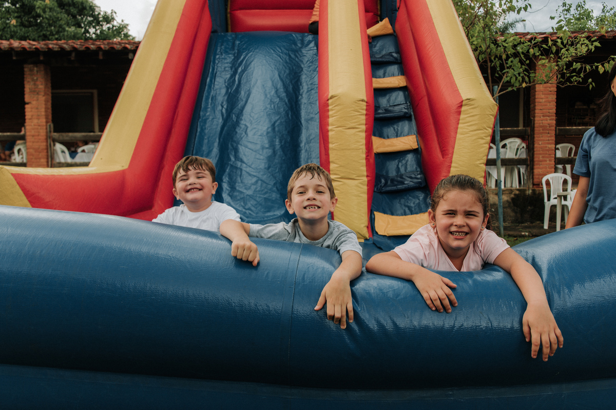 criança-no-toboga-inflavel-festa-infantil-rodrigo-bahia-fotógrafo-de-familia-de-mogi-guaçu.jpg