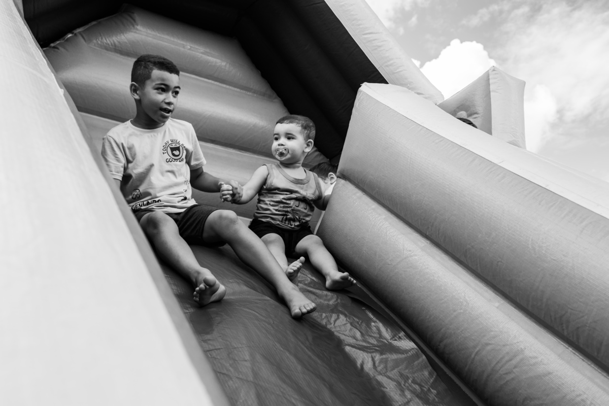 criança-no-toboga-inflavel-festa-infantil-rodrigo-bahia-fotógrafo-de-familia-de-mogi-guaçu.jpg