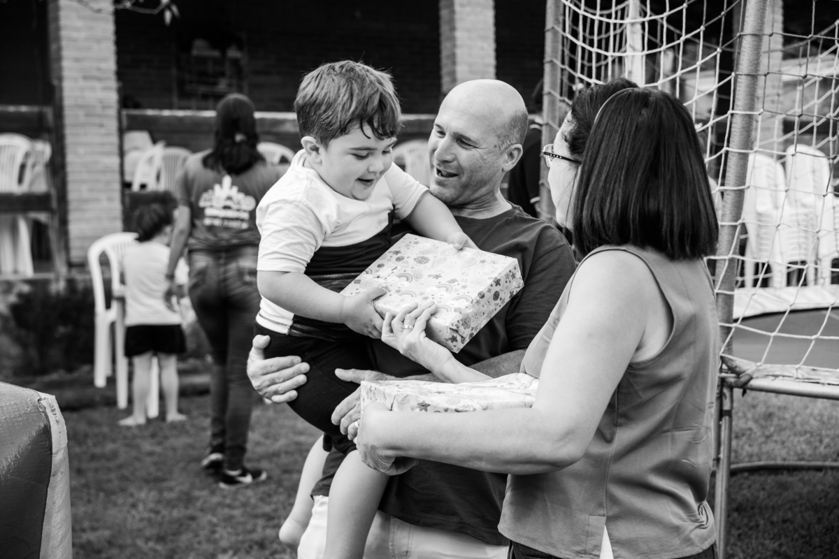 criança-com-padrinhos-festa-infantil-rodrigo-bahia-fotógrafo-de-familia-de-mogi-guaçu.jpg