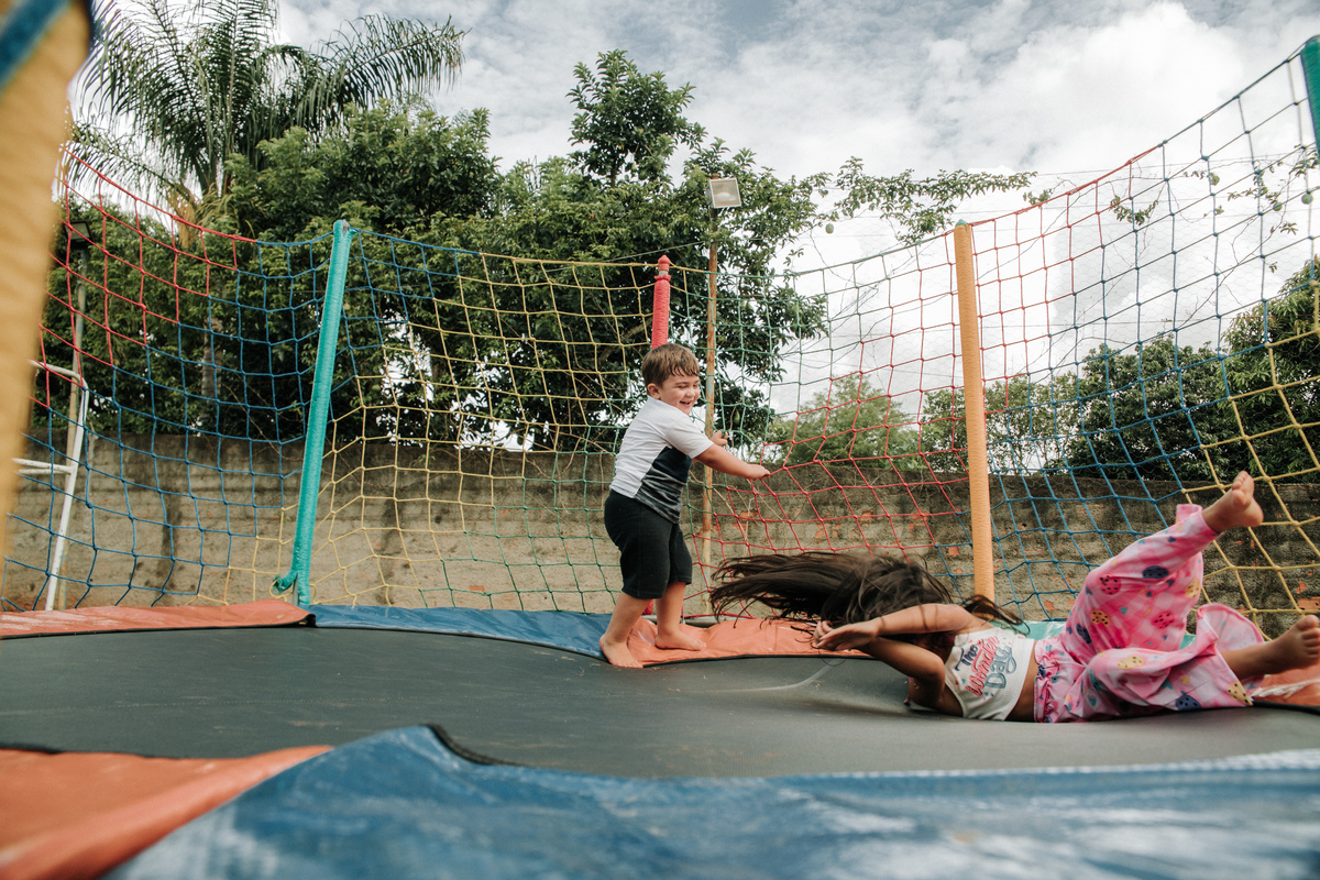 crianças-na-cama-elastica-festa-infantil-rodrigo-bahia-fotógrafo-de-familia-de-mogi-guaçu.jpg