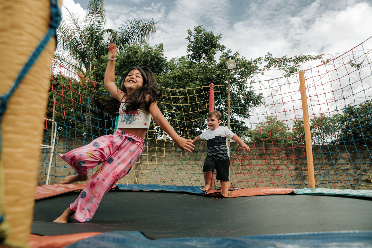 crianças-na-cama-elastica-festa-infantil-rodrigo-bahia-fotógrafo-de-familia-de-mogi-guaçu.jpg