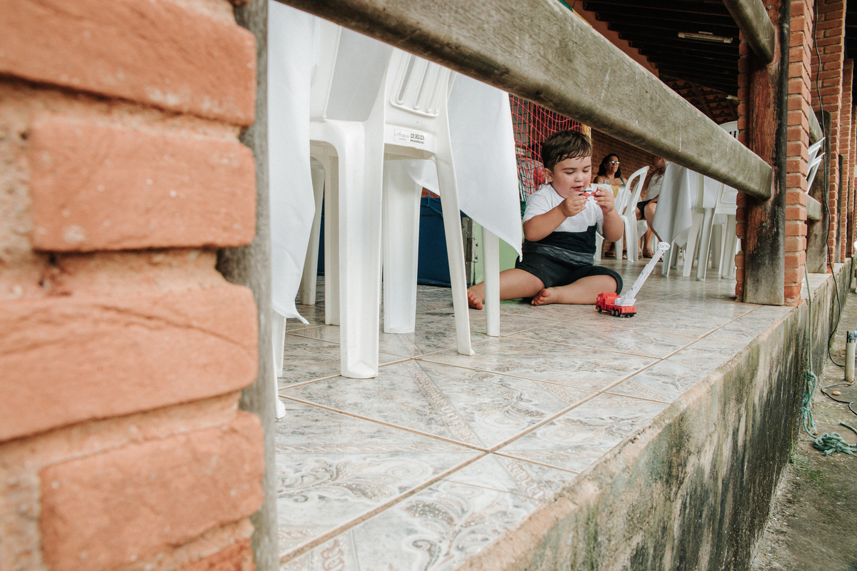 criança-brincando-com-carrinho-na-varanda-festa-infantil-rodrigo-bahia-fotógrafo-de-familia-de-mogi-guaçu.jpg