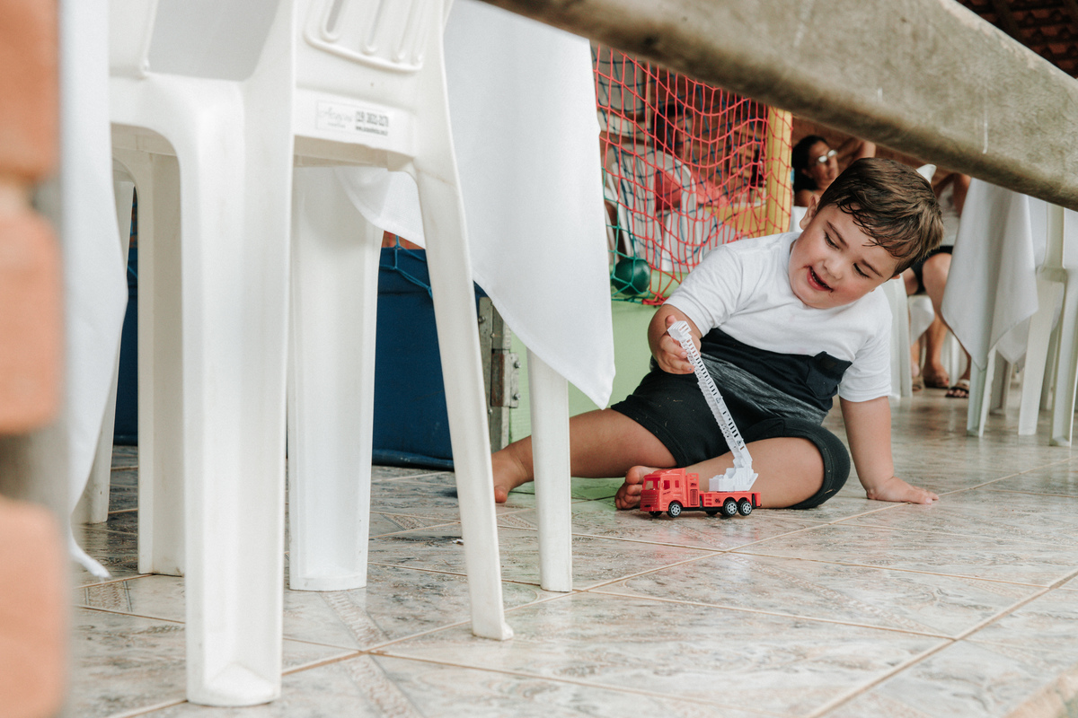 criança-brincando-com-carrinho-na-varanda-festa-infantil-rodrigo-bahia-fotógrafo-de-familia-de-mogi-guaçu.jpg