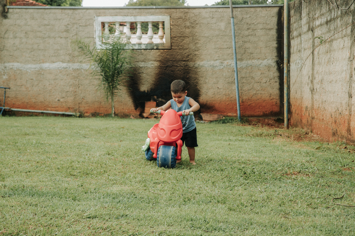criança-brincando-com-velotrol-no-jardim-festa-infantil-rodrigo-bahia-fotógrafo-de-familia-de-mogi-guaçu.jpg