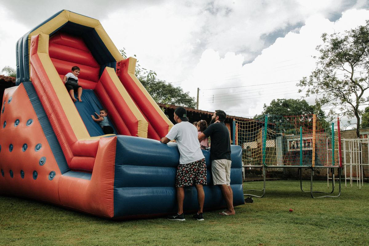 criança-no-toboga-inflavel-festa-infantil-rodrigo-bahia-fotógrafo-de-familia-de-mogi-guaçu.jpg