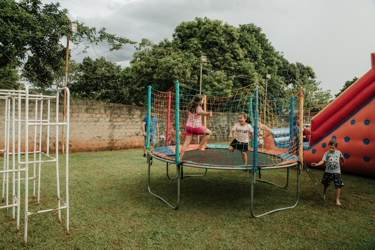 crianças-na-cama-elastica-festa-infantil-rodrigo-bahia-fotógrafo-de-familia-de-mogi-guaçu.jpg
