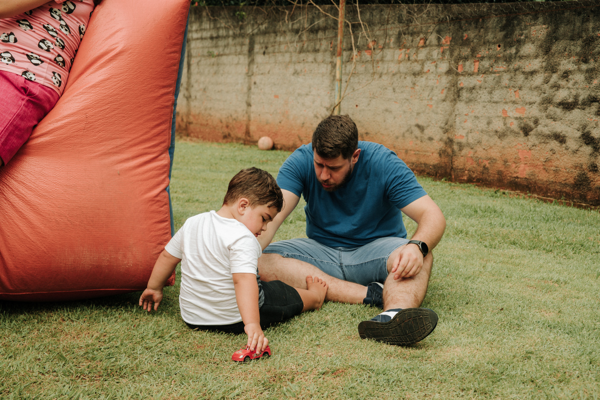 criança-brincando-com-adulto-festa-infantil-rodrigo-bahia-fotógrafo-de-familia-de-mogi-guaçu.jpg