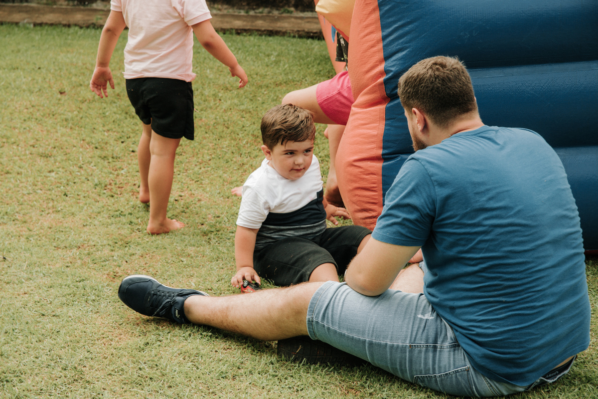 criança-brincando-com-adulto-festa-infantil-rodrigo-bahia-fotógrafo-de-familia-de-mogi-guaçu.jpg