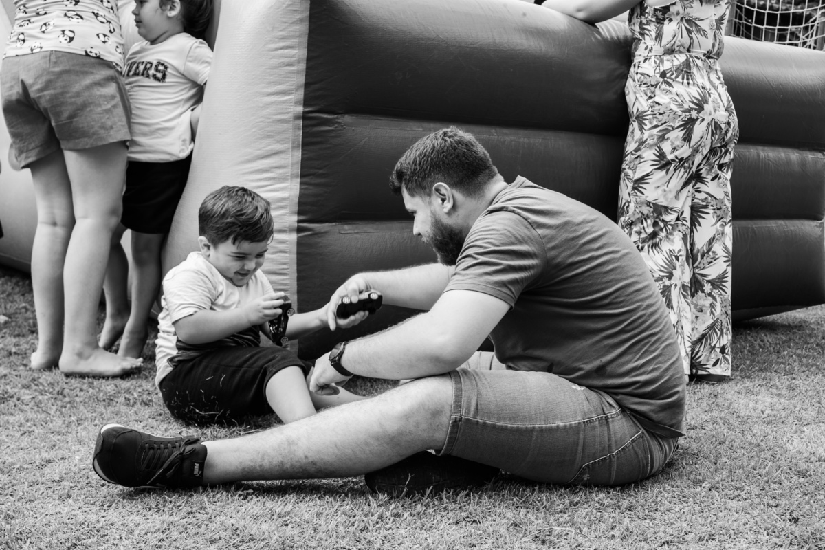 criança-brincando-com-adulto-festa-infantil-rodrigo-bahia-fotógrafo-de-familia-de-mogi-guaçu.jpg