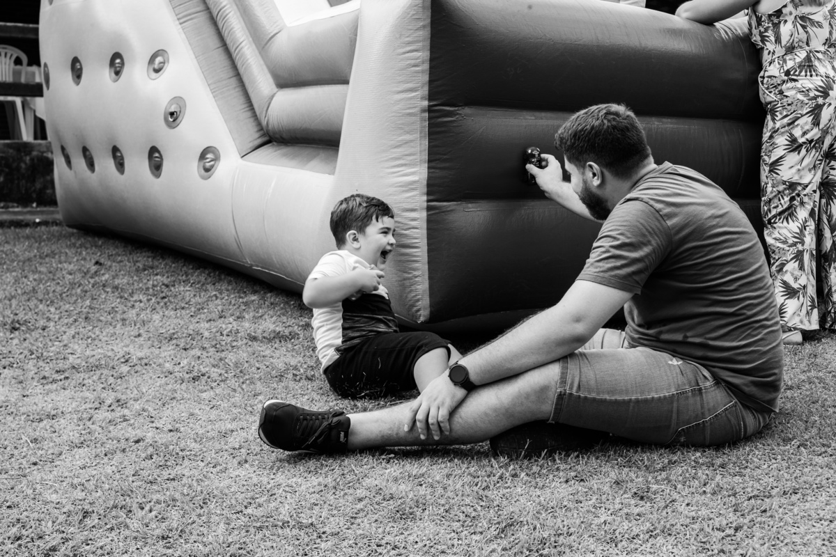 criança-brincando-com-adulto-festa-infantil-rodrigo-bahia-fotógrafo-de-familia-de-mogi-guaçu.jpg