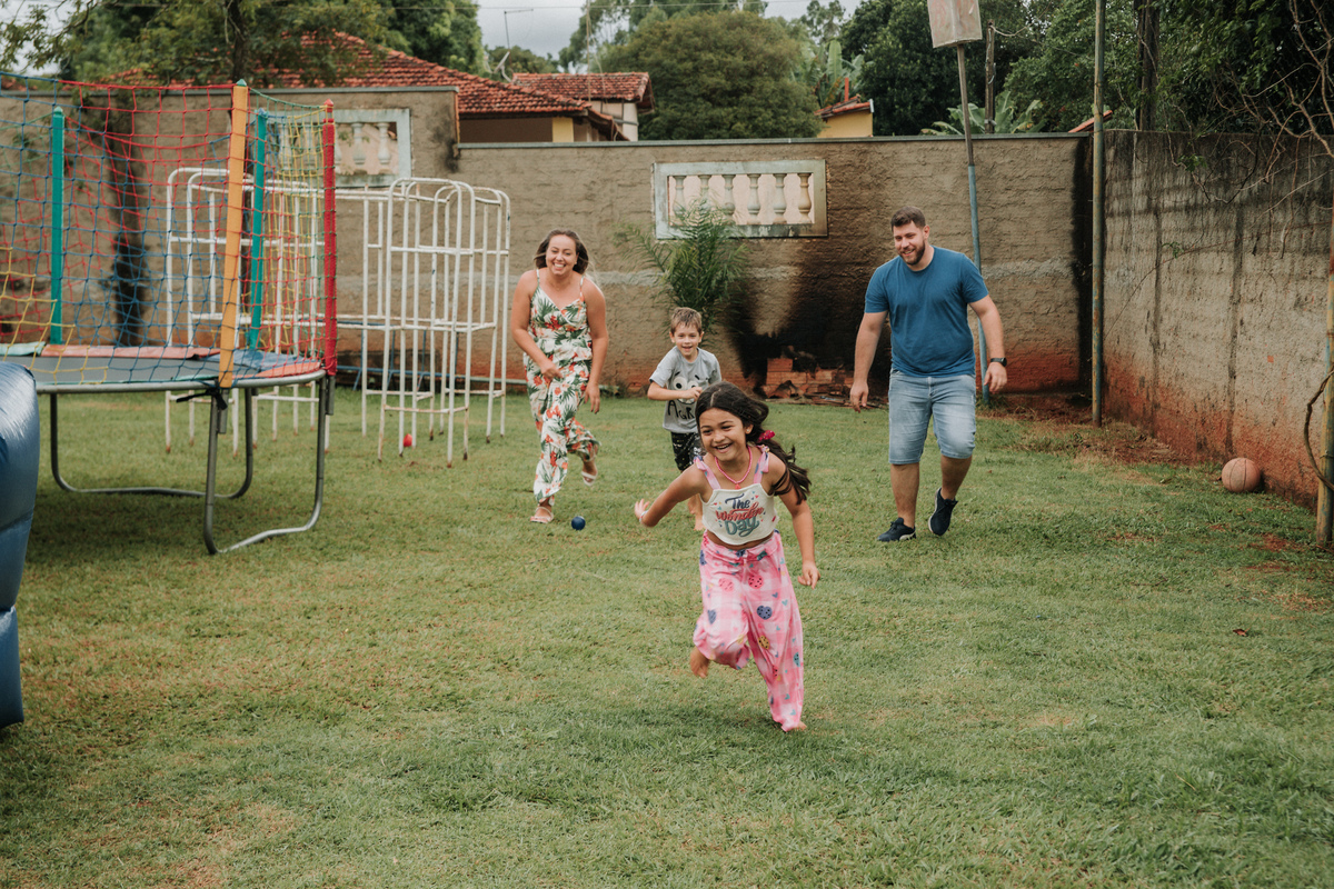 crianças-brincando-de-pega-pega-festa-infantil-rodrigo-bahia-fotógrafo-de-familia-de-mogi-guaçu.jpg