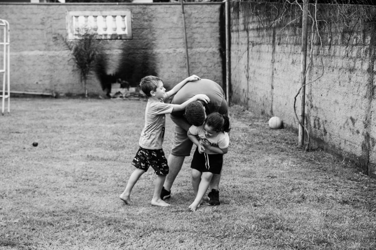 crianças-brincando-de-pega-pega-festa-infantil-rodrigo-bahia-fotógrafo-de-familia-de-mogi-guaçu.jpg