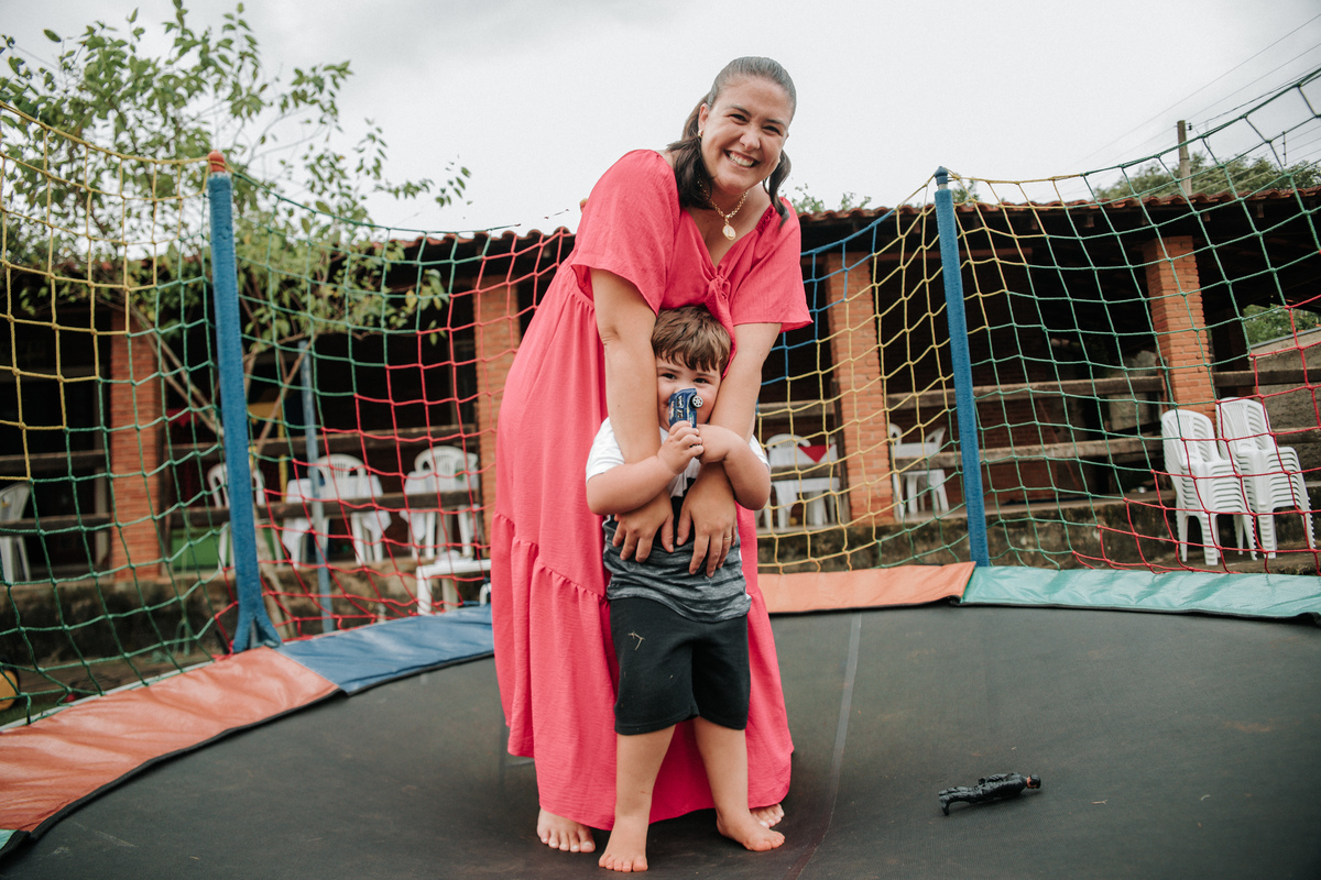 família-na-cama-elastica-festa-infantil-rodrigo-bahia-fotógrafo-de-familia-de-mogi-guaçu.jpg