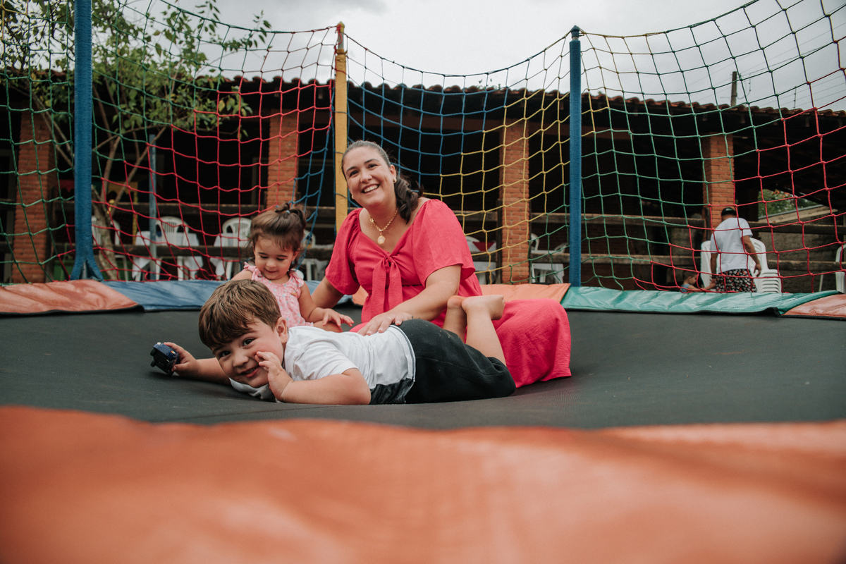 família-na-cama-elastica-festa-infantil-rodrigo-bahia-fotógrafo-de-familia-de-mogi-guaçu.jpg