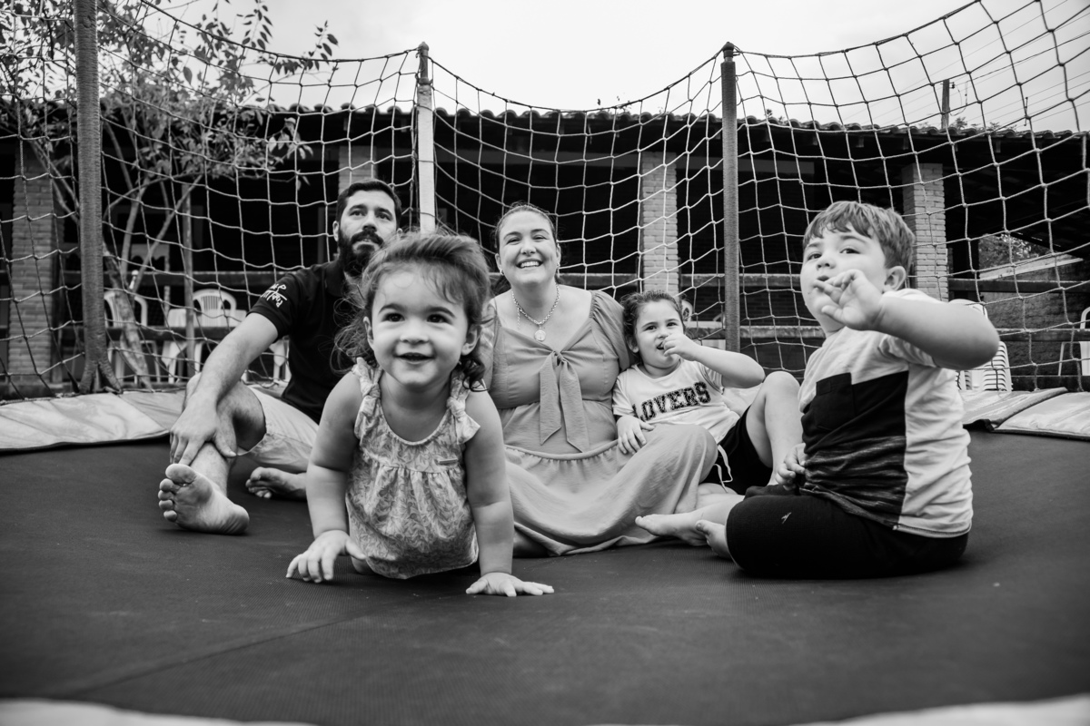família-na-cama-elastica-festa-infantil-rodrigo-bahia-fotógrafo-de-familia-de-mogi-guaçu.jpg