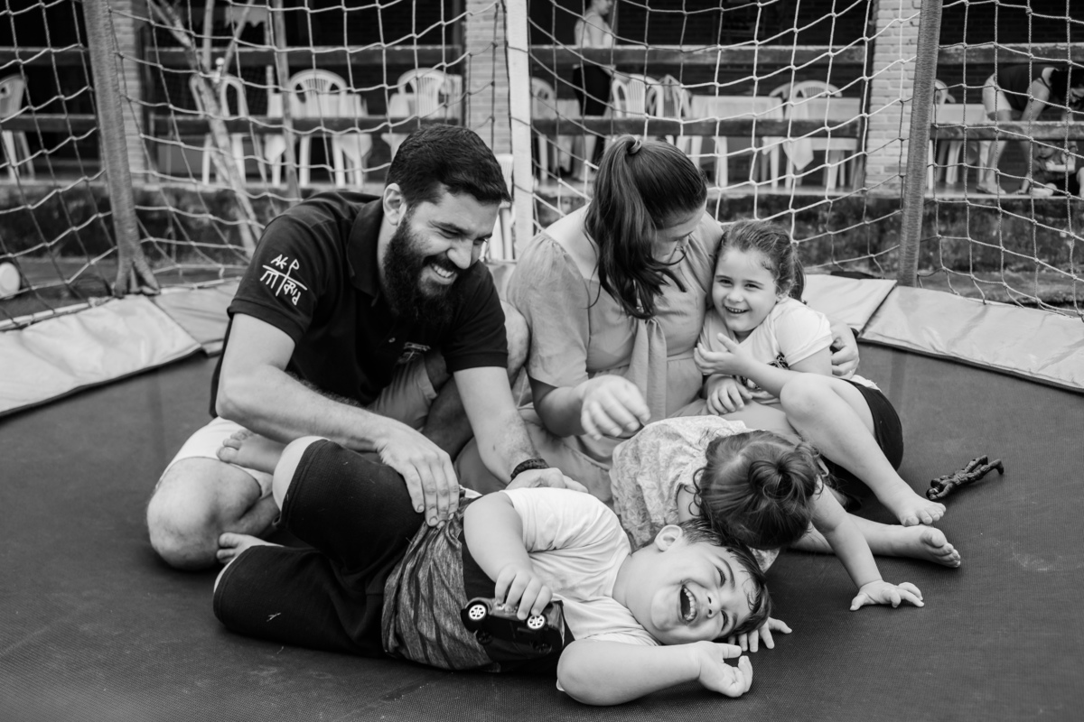 família-na-cama-elastica-festa-infantil-rodrigo-bahia-fotógrafo-de-familia-de-mogi-guaçu.jpg
