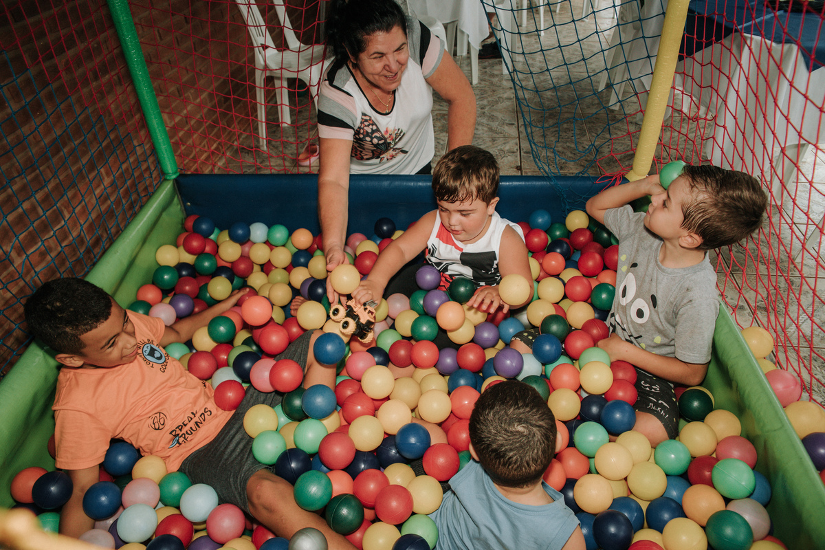 crianças-na-piscina-de-bolinhas-festa-infantil-rodrigo-bahia-fotógrafo-de-familia-de-mogi-guaçu.jpg