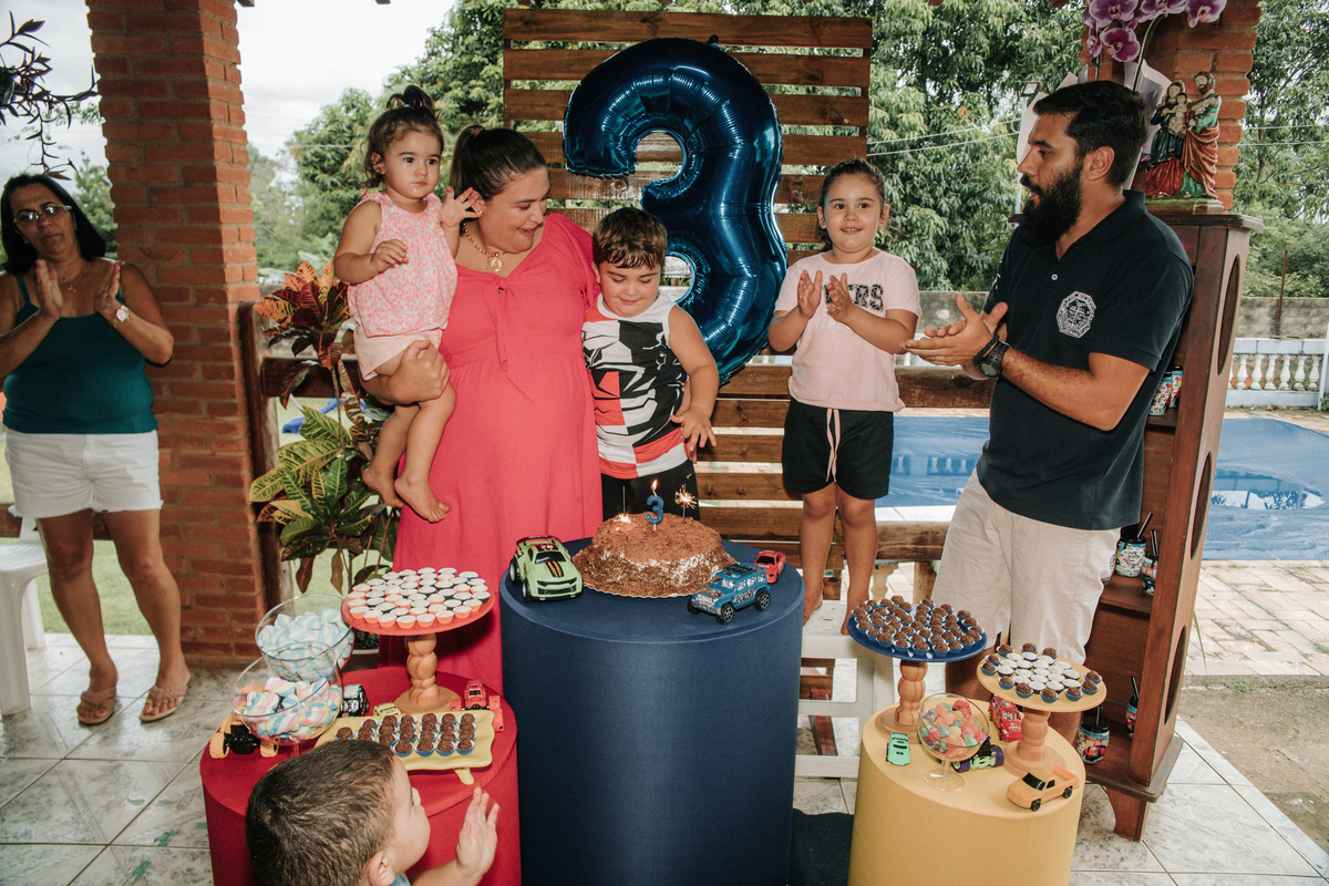 familia-cantando-parabens-na-mesa-do-bolo-festa-infantil-rodrigo-bahia-fotógrafo-de-familia-de-mogi-guaçu.jpg