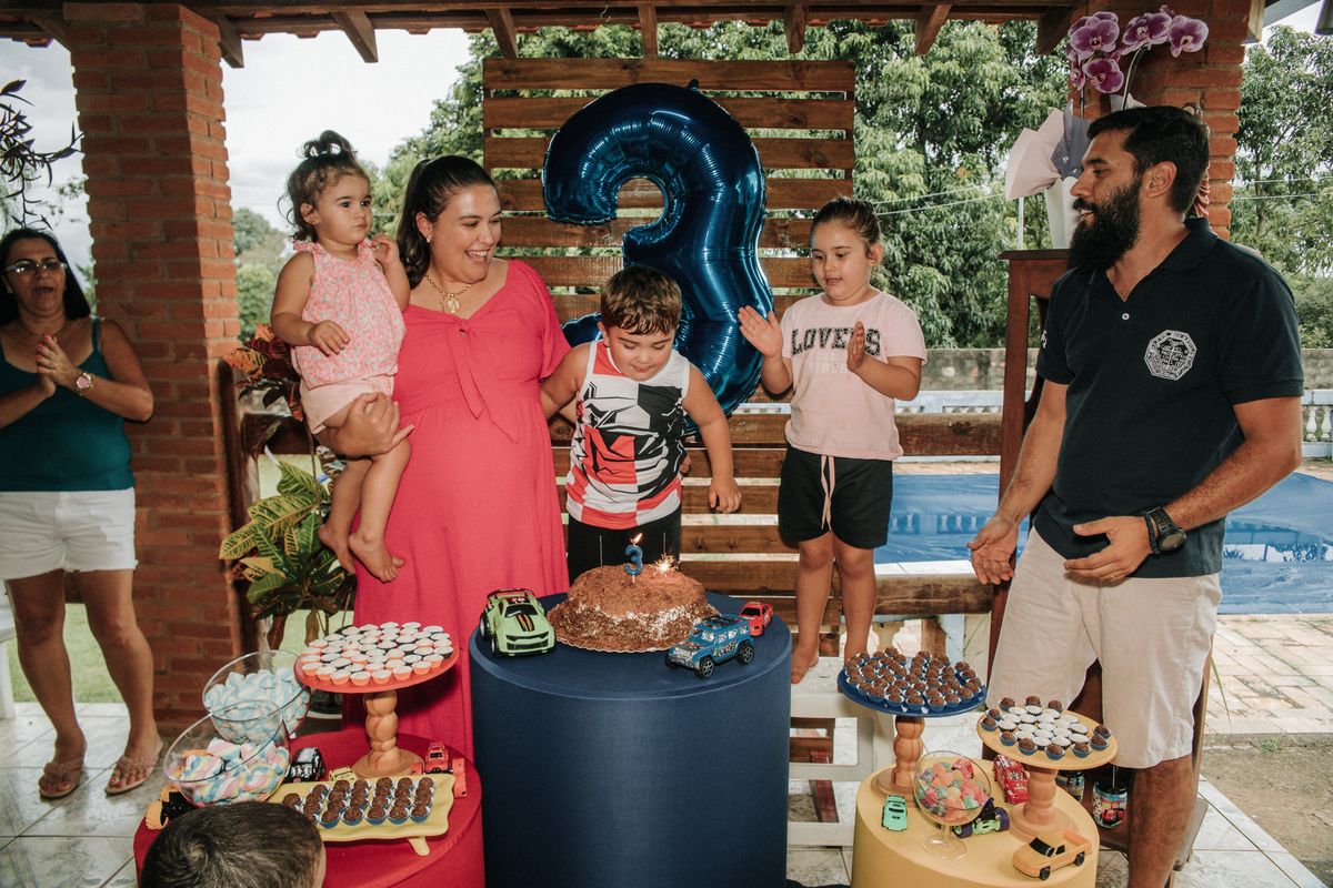 familia-cantando-parabens-na-mesa-do-bolo-festa-infantil-rodrigo-bahia-fotógrafo-de-familia-de-mogi-guaçu.jpg