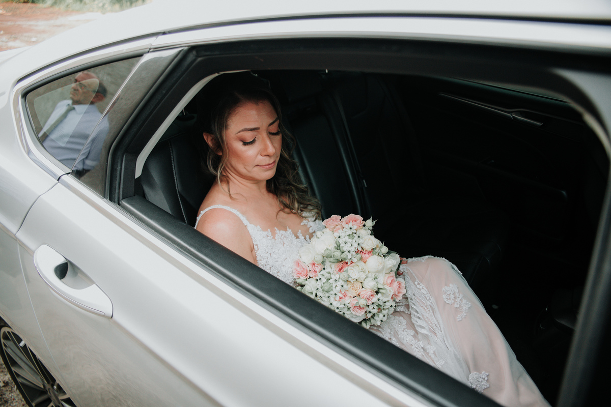 noiva-chegando-carro-rodrigo-bahia-fotógrafo-casamento-mogi-guaçu.jpg