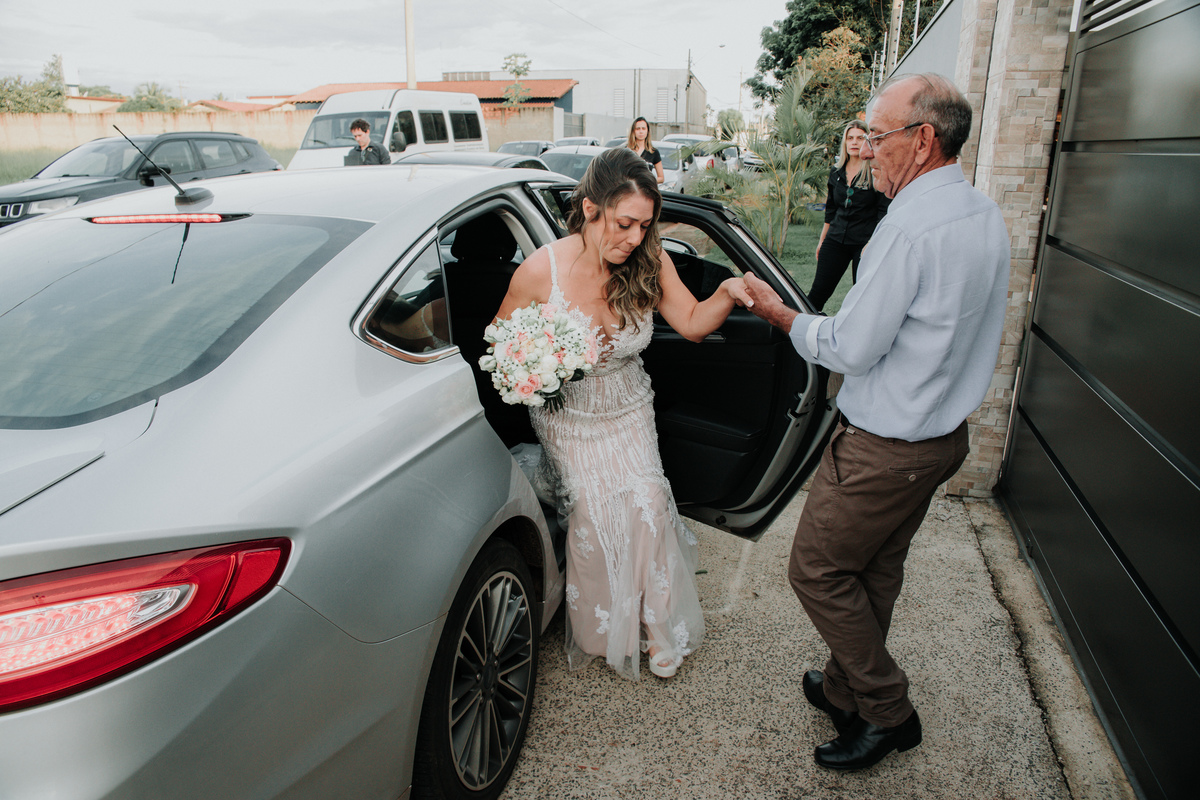 noiva-chegando-carro-rodrigo-bahia-fotógrafo-casamento-mogi-guaçu.jpg
