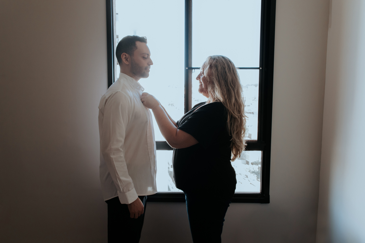 mãe-do-noivo-arrumando-camisa-rodrigo-bahia-fotógrafo-de-casamento-de-mogi-guaçu.jpg