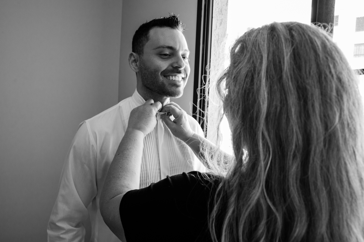 mãe-do-noivo-arrumando-camisa-rodrigo-bahia-fotógrafo-de-casamento-de-mogi-guaçu.jpg