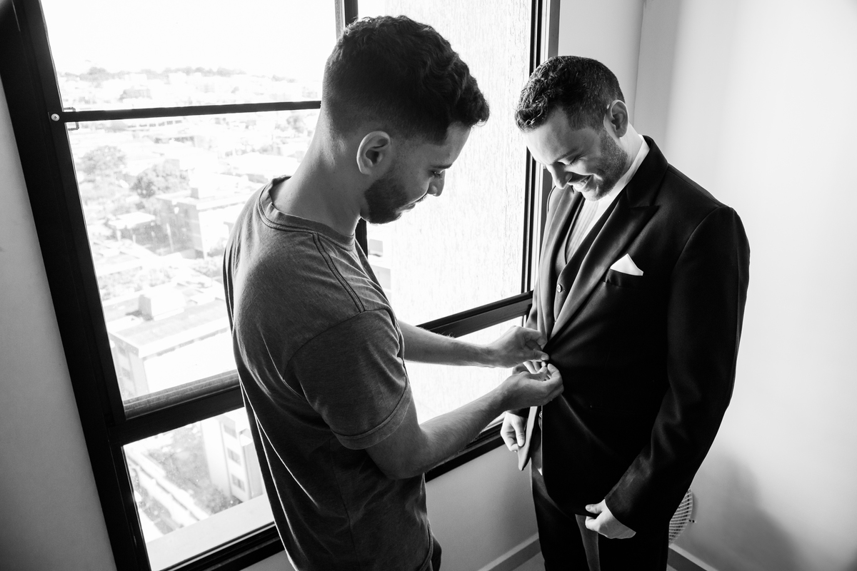 irmão-ajudando-noivo-a-se-arrumar-durante-making-off-rodrigo-bahia-fotógrafo-de-casamento-de-mogi-guaçu.jpg