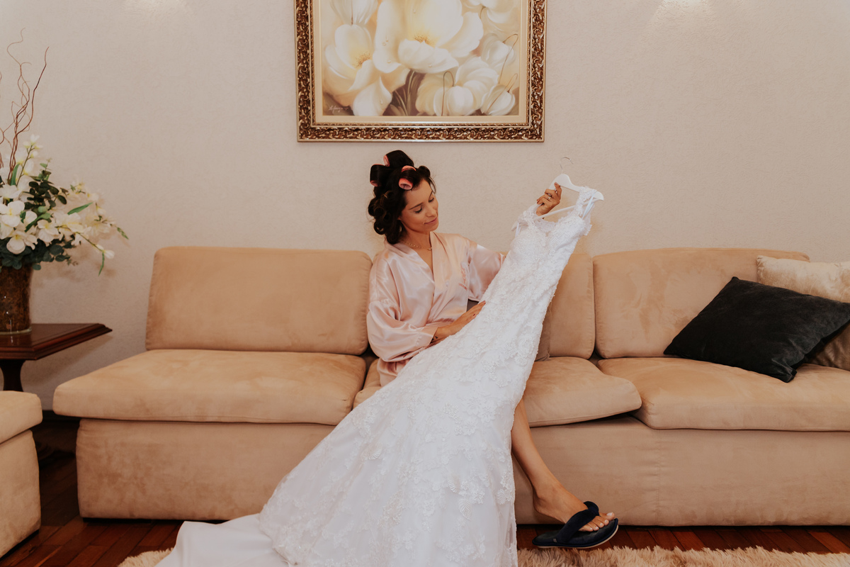 noiva-e-seu-vestido-de-noiva-durante-o-making-off-rodrigo-bahia-fotógrafo-de-casamento-de-mogi-guaçu.jpg