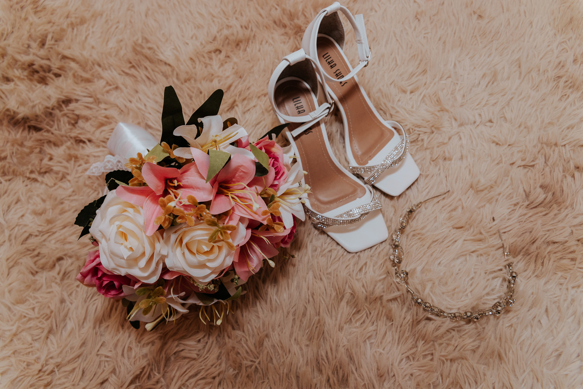buque-e-sapato-da-noiva-durante-o-making-off-rodrigo-bahia-fotógrafo-de-casamento-de-mogi-guaçu.jpg